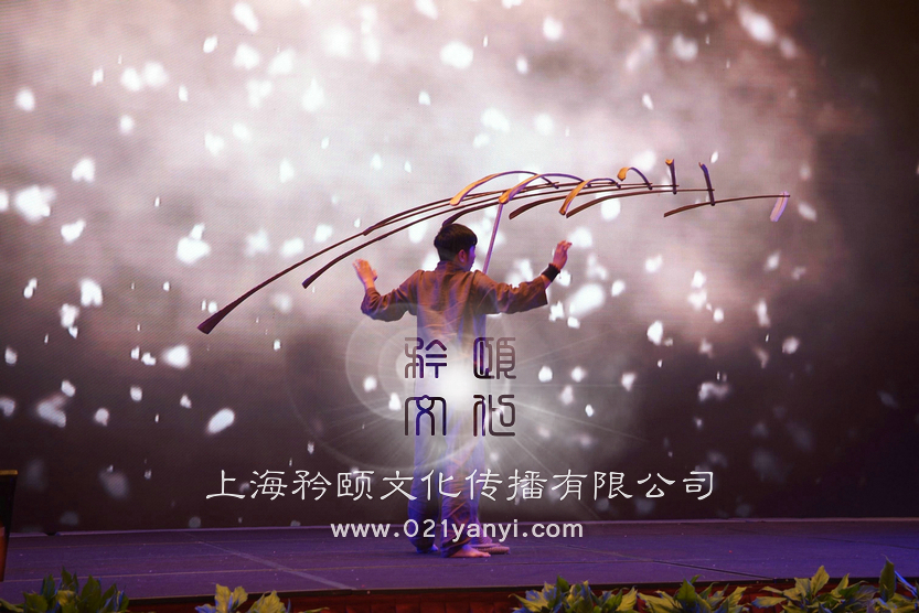 羽毛平衡术,羽毛的重量,《出彩中国人》一根羽毛的重量超强平衡术演出表演